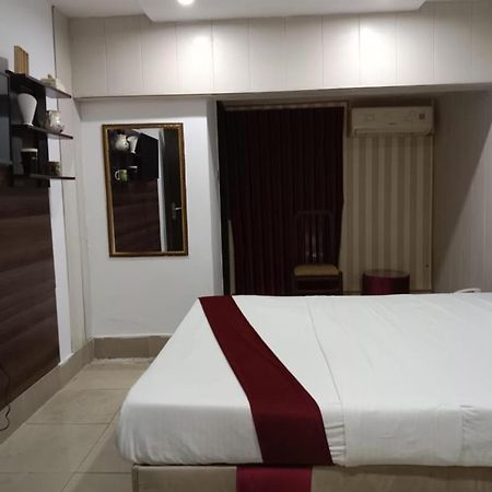 Helen One Hotel ลาฮอร์ ภายนอก รูปภาพ