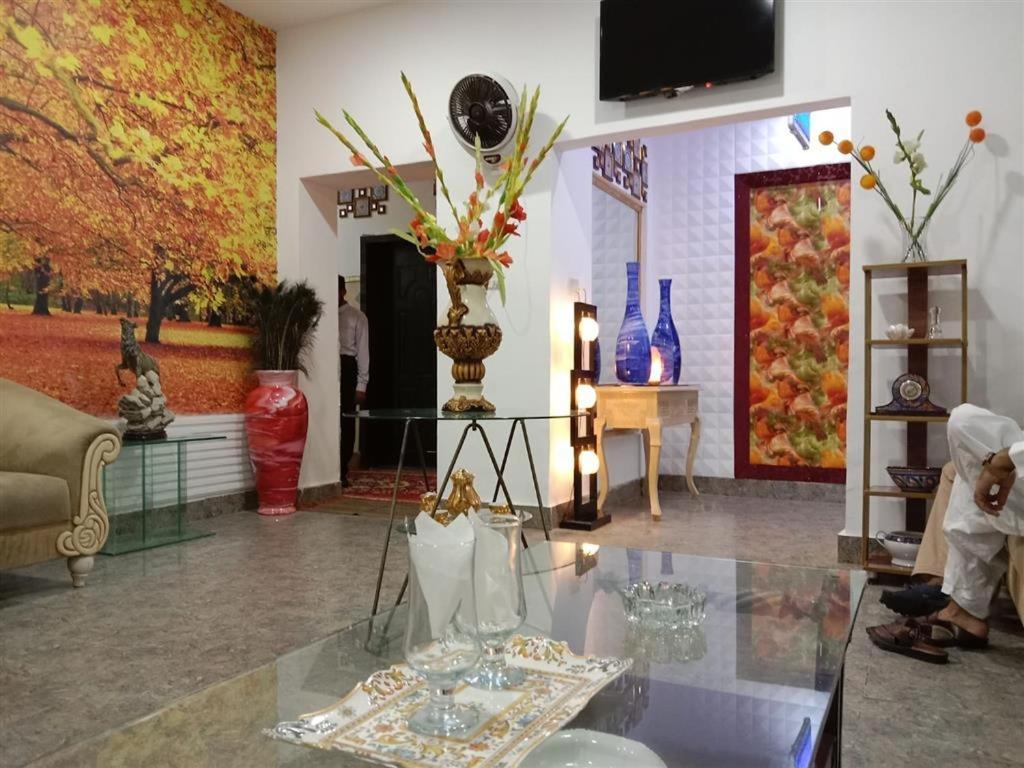 Helen One Hotel ลาฮอร์ ภายนอก รูปภาพ
