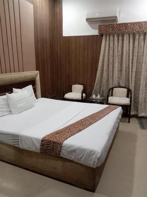 Helen One Hotel ลาฮอร์ ภายนอก รูปภาพ