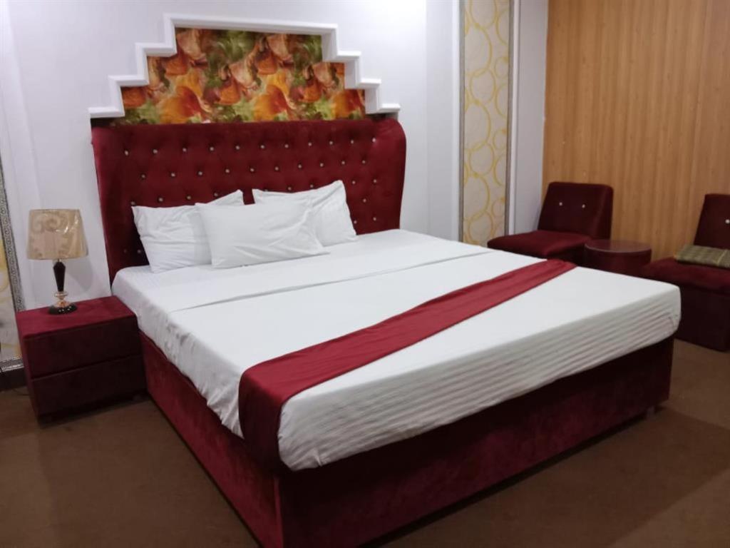 Helen One Hotel ลาฮอร์ ภายนอก รูปภาพ